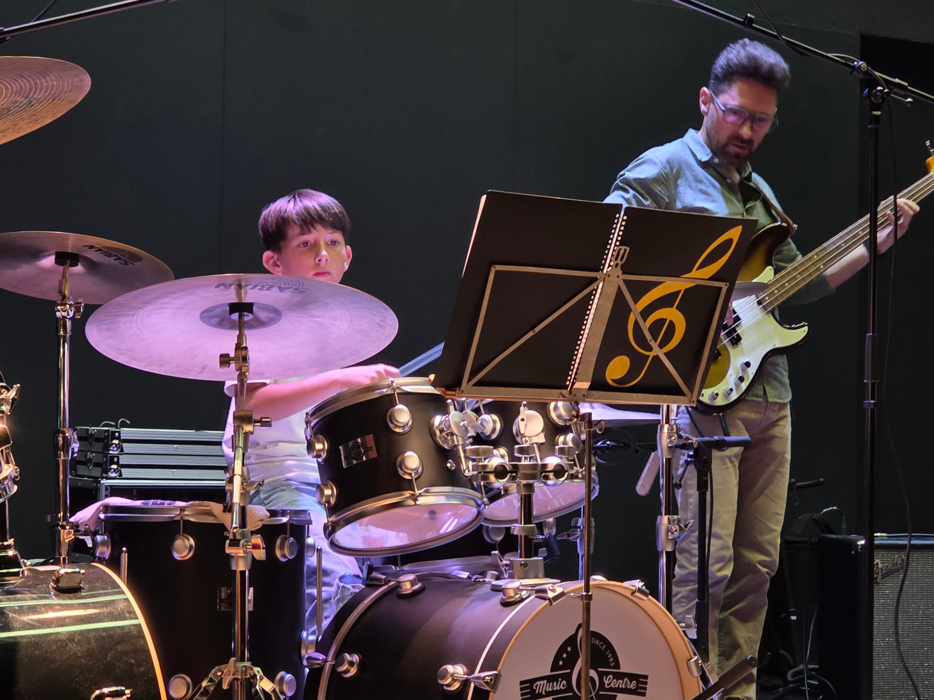 Jeune batteur et bassiste en concert