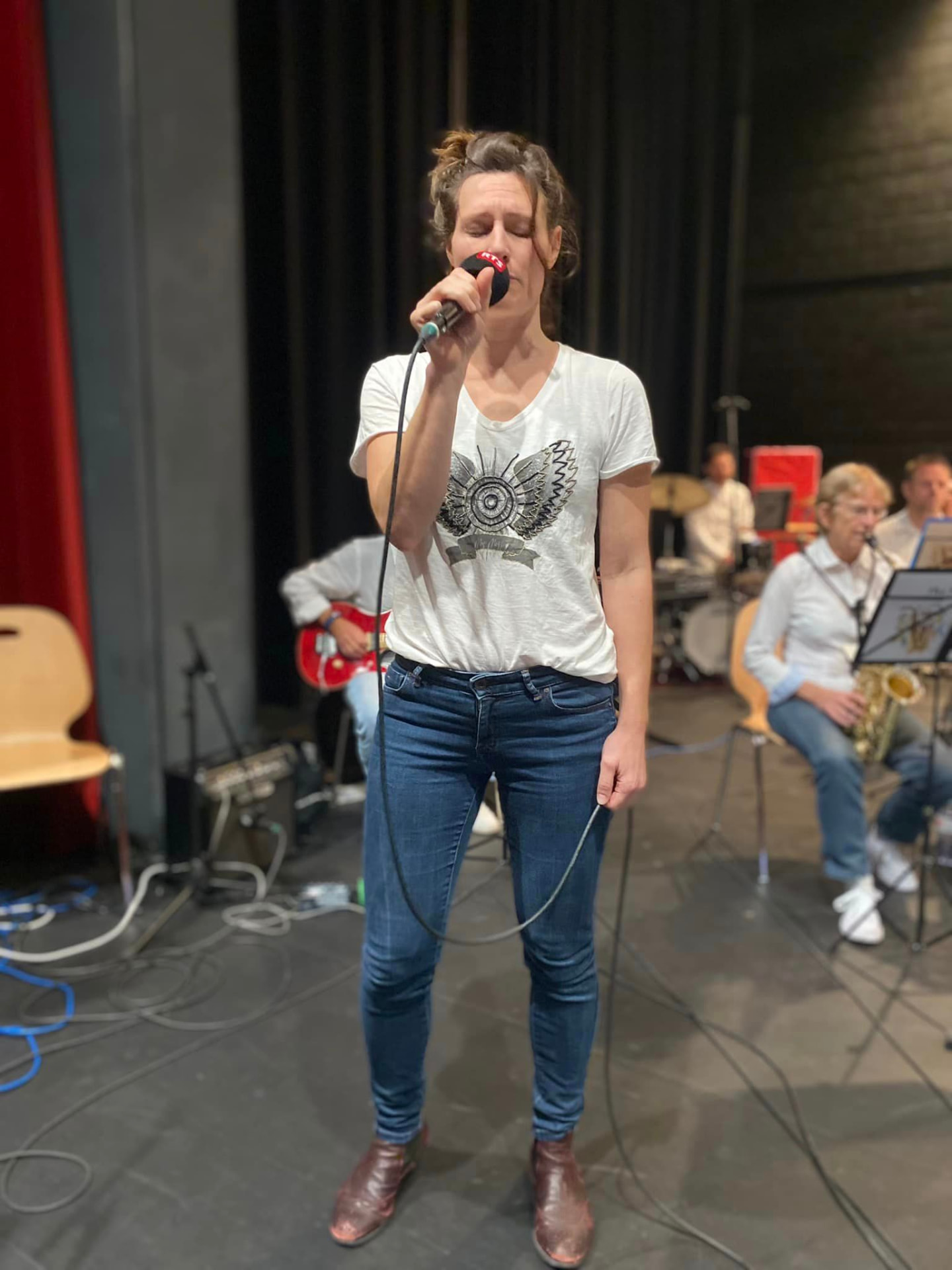Chanteuse du big band au micro